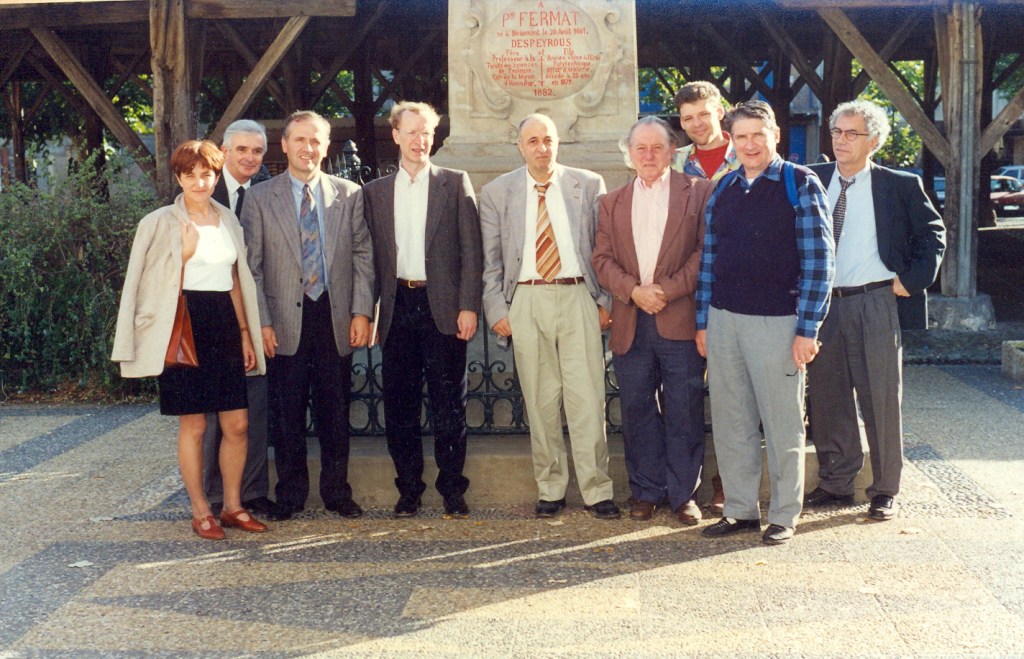 Le dernier théorème de Pierre Fermat a été l'une des énigmes les plus fertiles en rebondissements qui a intrigué le monde mathématique pendant plus de 350 ans avant d'être enfin démontré. Une aventure humaine extraordinaire qui a fait rêver des générations d'amateurs et de professionnels des mathématiques !