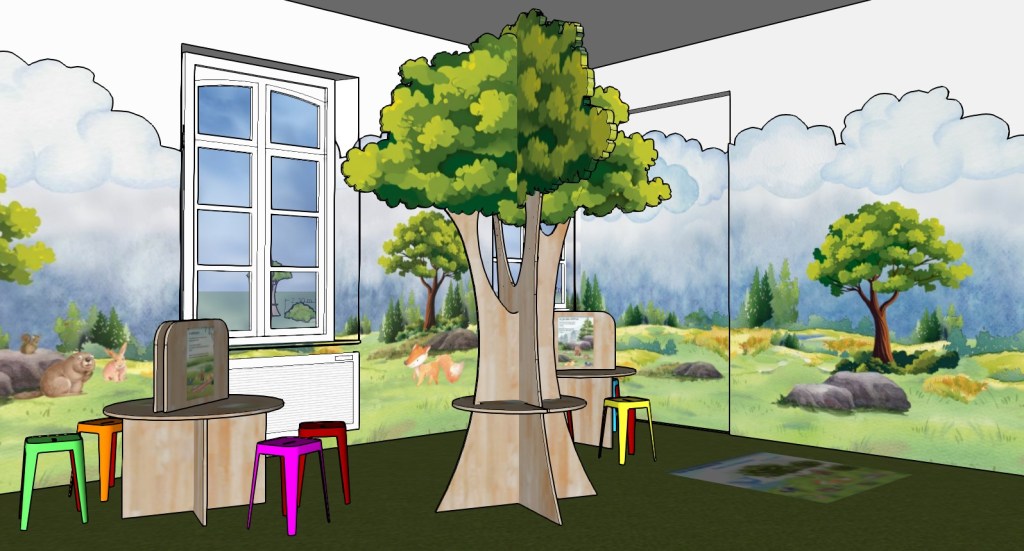 Intérieur d'une salle de classe avec des tables en bois et des chaises colorées. Un arbre décoratif est présent au centre, et les murs sont peints avec des paysages naturels, incluant des animaux et des arbres.